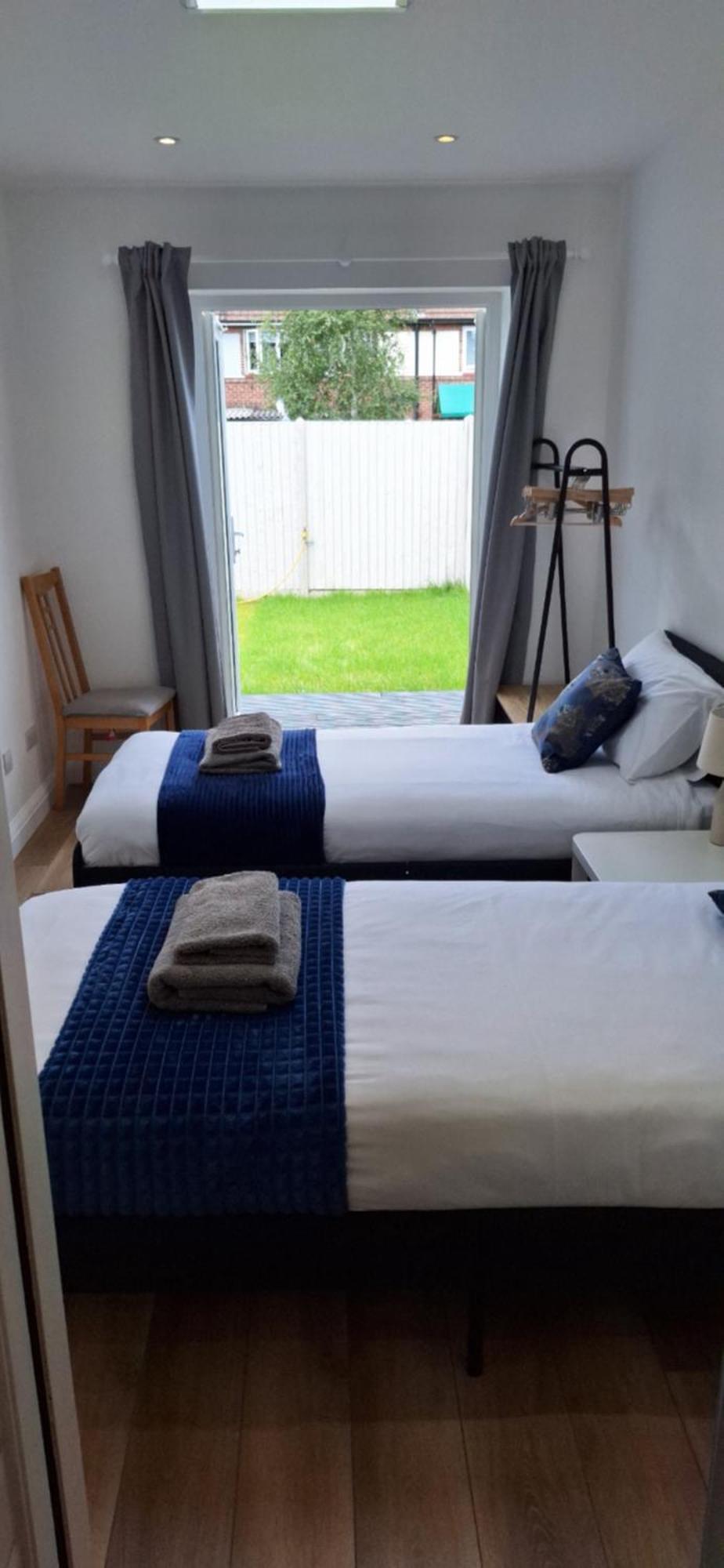 New 3 Bedrooms Flat In Ashford Near Heathrow Exterior foto